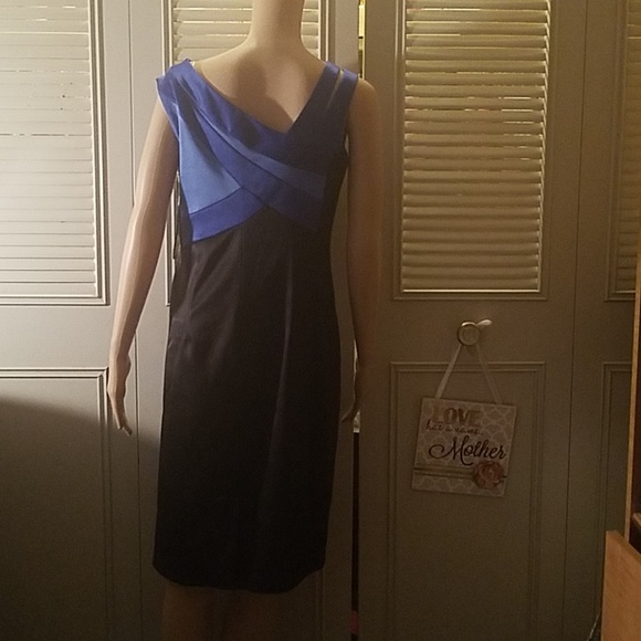 Women's dress - Picture 2 of 3